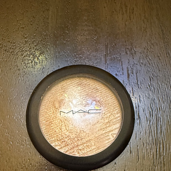 MAC whisper of gilt extra dimension skin finish - Picture 1 of 4